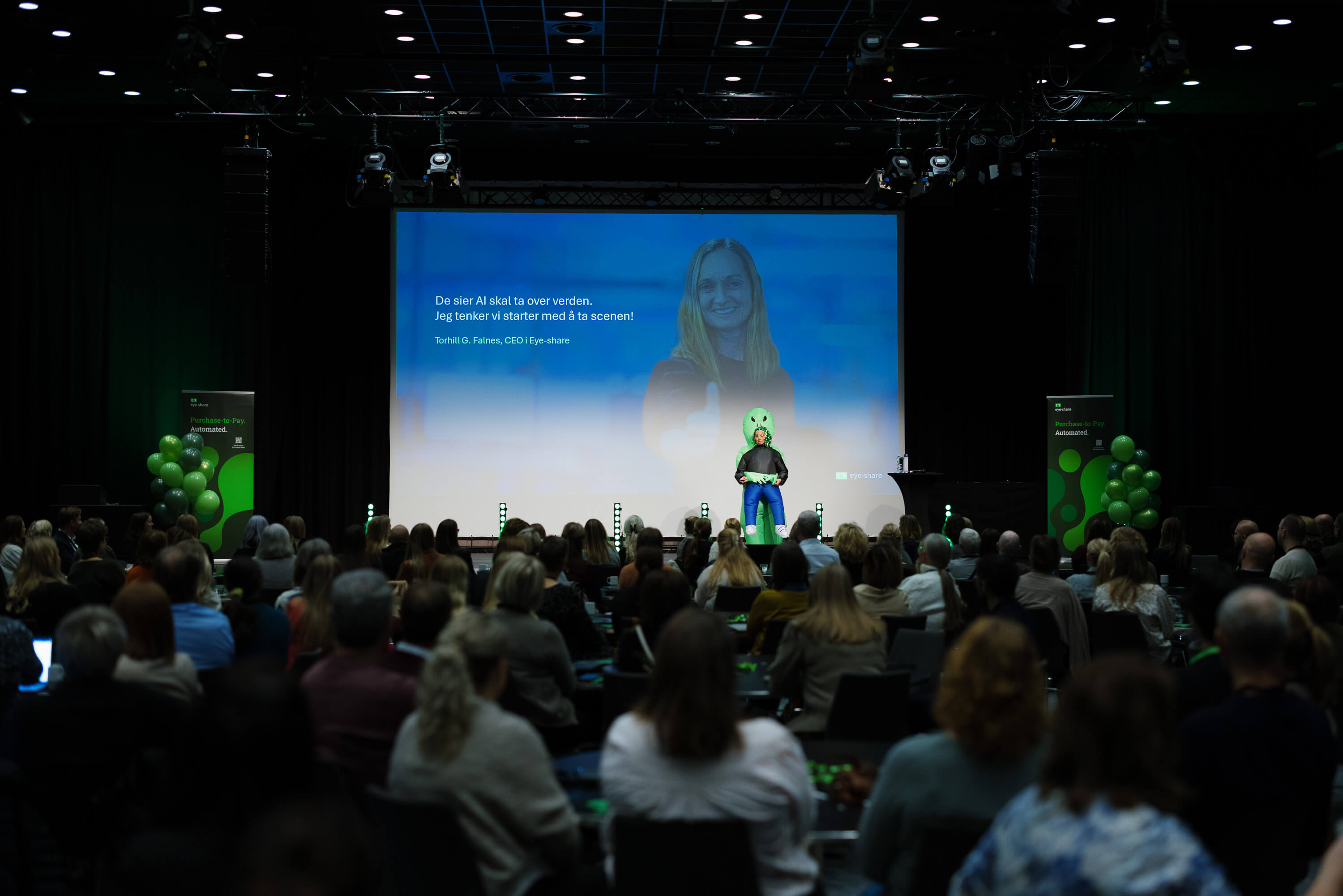 Torhill Falnes on stage dressed as an alien at eye-share User Conference 2025