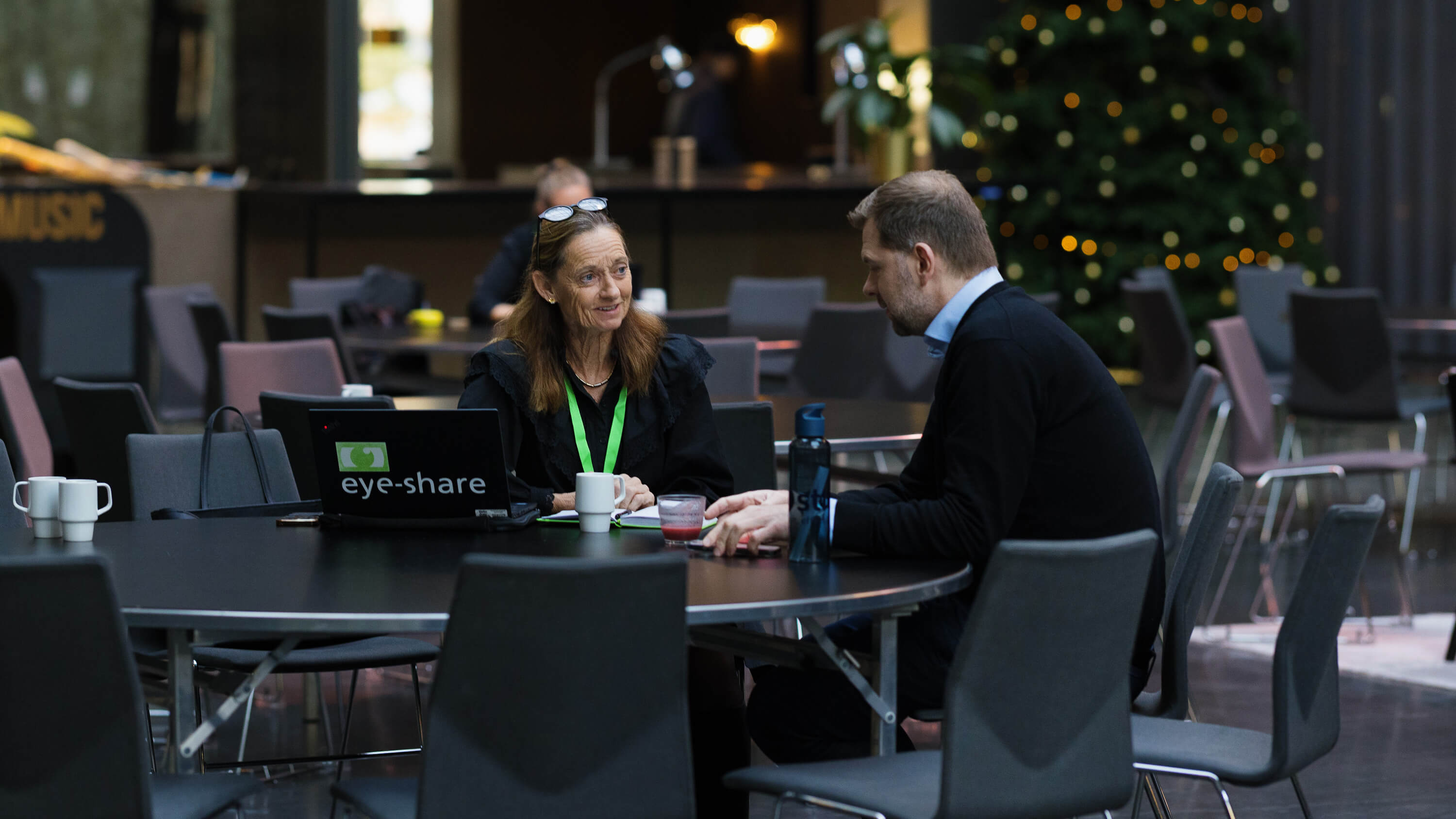 Torhill Gysland Falnes talking with customer at eye-share User Conference 2025