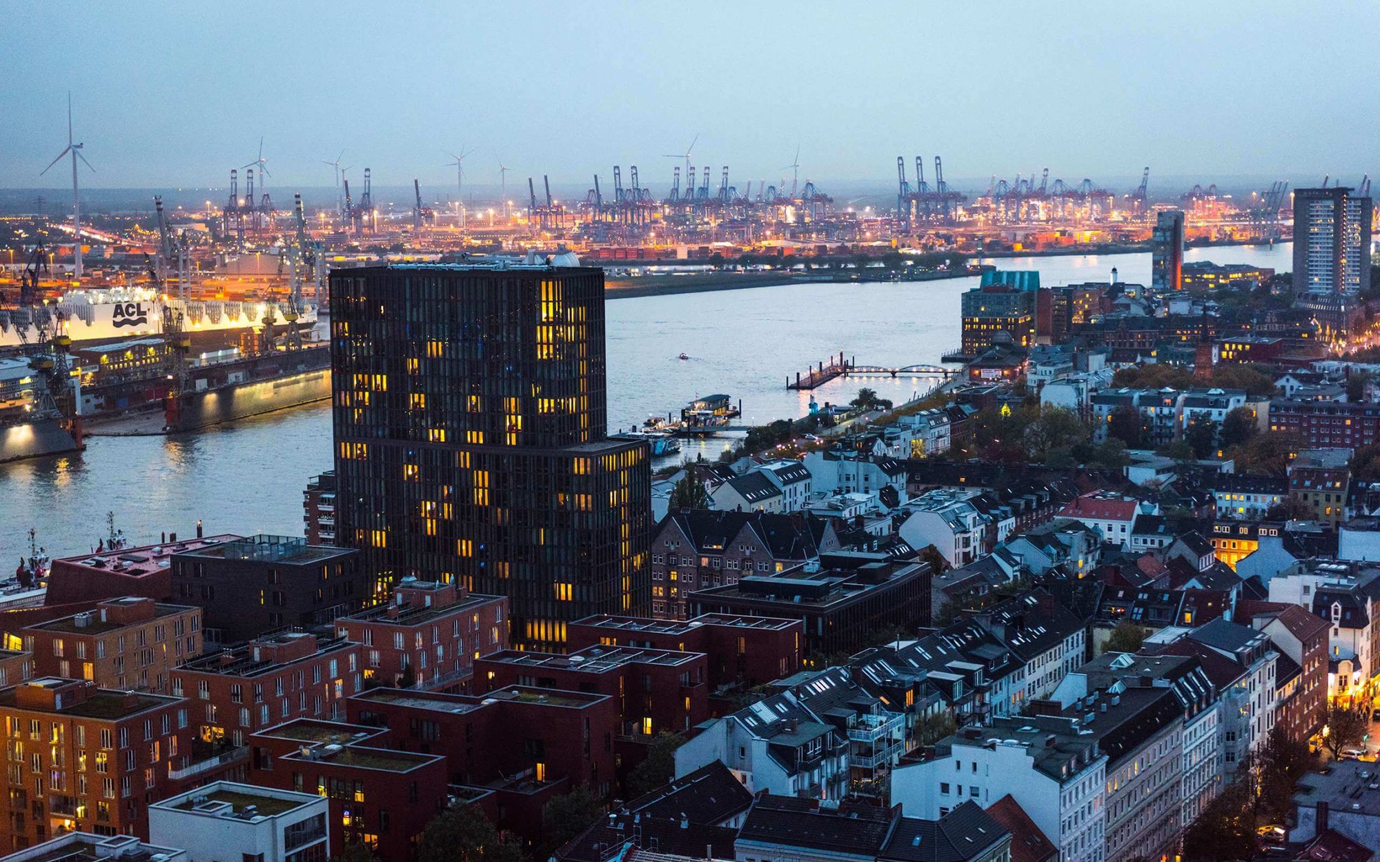 aussenansicht_stadt_und_elbe_empire_riverside_hotel.2560x1600 (2)