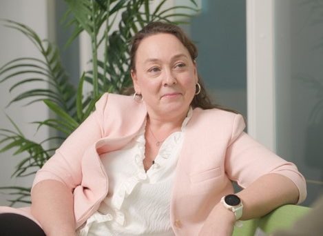 Ingebeth Bergesen Himle, Senior Project Manager in Eye-share sitting in couch smiling.