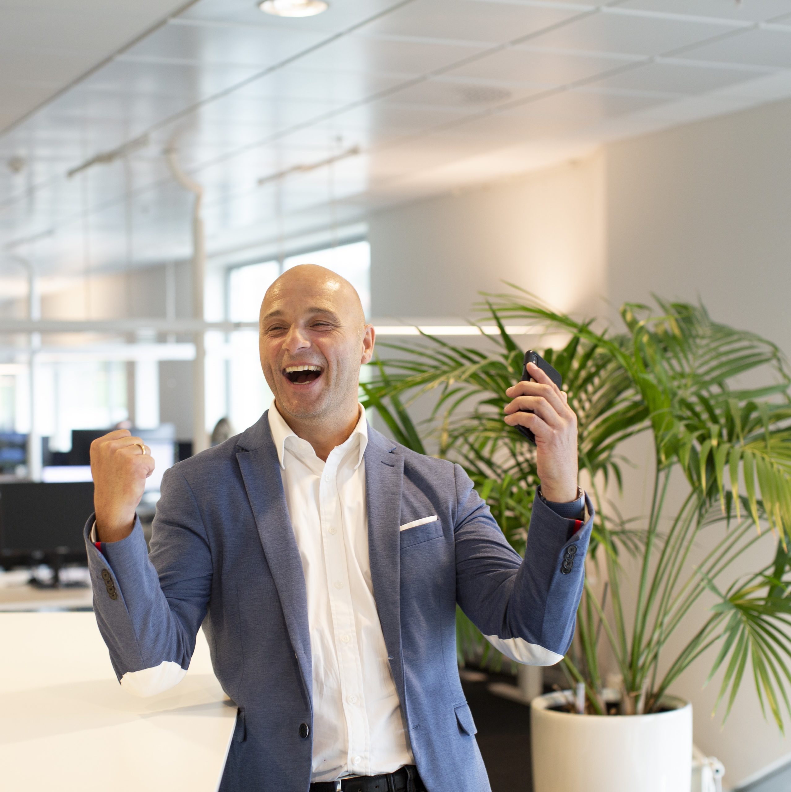 Kenneth Saetre, Director of Partners and International Offices, cheering in Eye-share's office environement